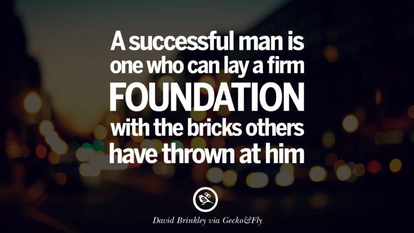 En framgångsrik man är den som kan lägga en fast grund med de tegelstenar som andra har kastat på honom. - David Brinkley Ögonöppnande citat som inspirerar till framgång